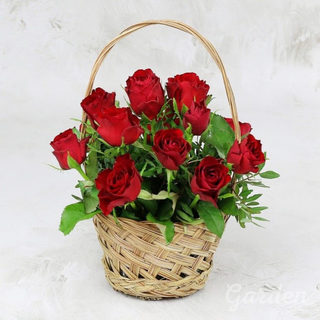 15 красных роз в корзине